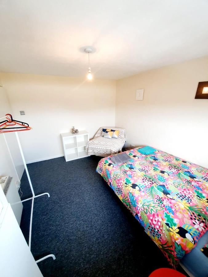 Rayleigh Town Centre 3 Bedroom Apartment Bagian luar foto
